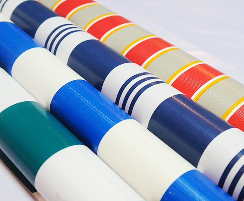 Rotolo di tessuto in tela cerata a righe con stampa colorata